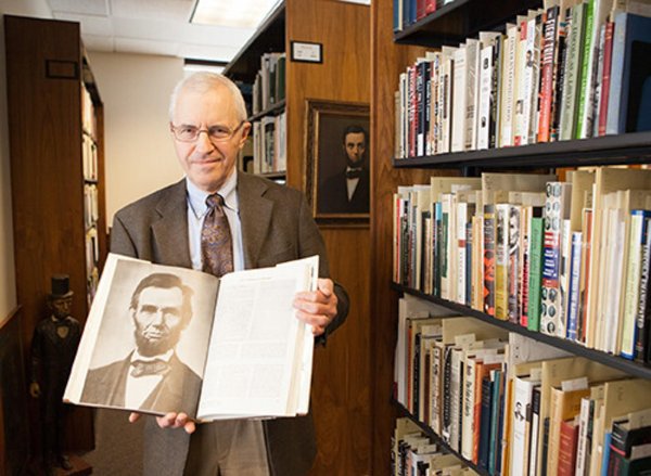 Robert Beasecker holding a book about Lincoln