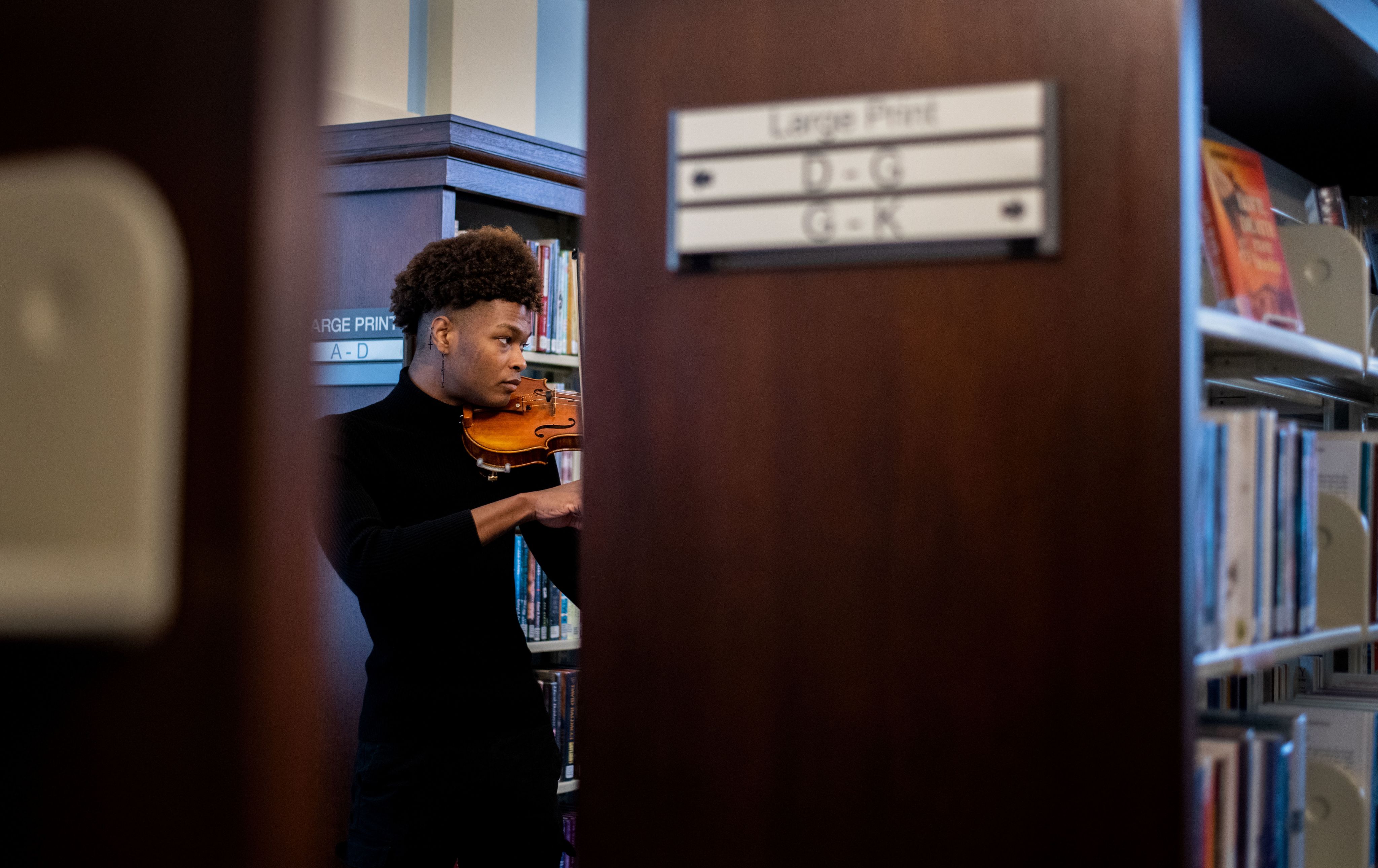violinist performs in library
