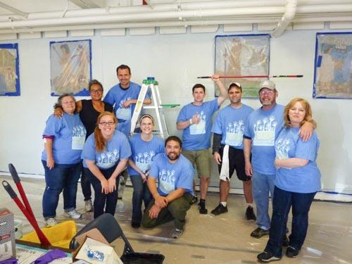  Members of the San Francisco Bay Alumni Club paint a community center during COW 2013. Sign up to participate in this year's Community Outreach Week by visiting www.gvsu.edu/cow.