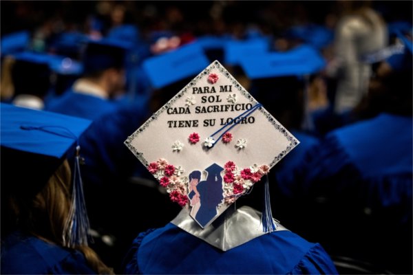   A detail of a mortarboard's message written in Spanish. 